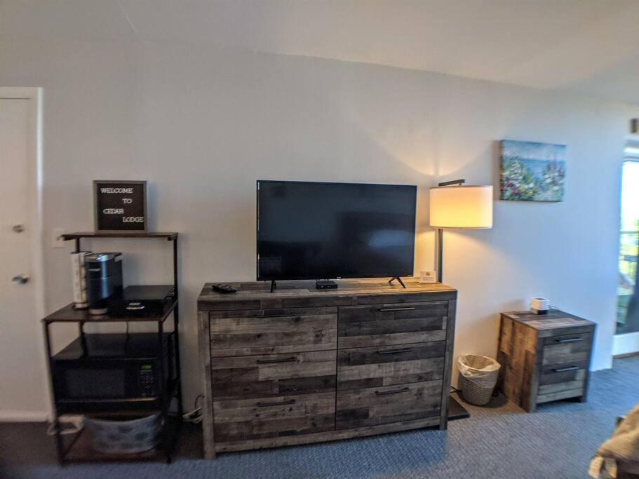 Cute Cedar Lodge Studio With Balcony & Lake Views! Laconia Ngoại thất bức ảnh