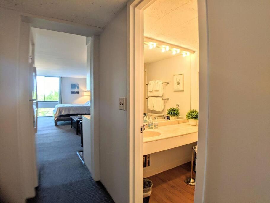 Cute Cedar Lodge Studio With Balcony & Lake Views! Laconia Ngoại thất bức ảnh