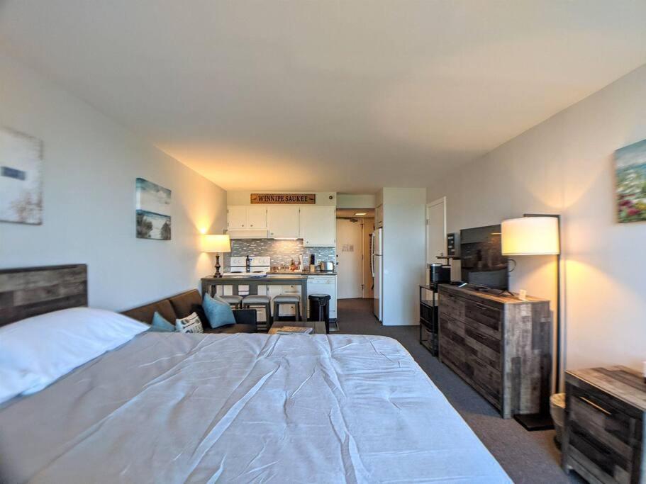 Cute Cedar Lodge Studio With Balcony & Lake Views! Laconia Ngoại thất bức ảnh